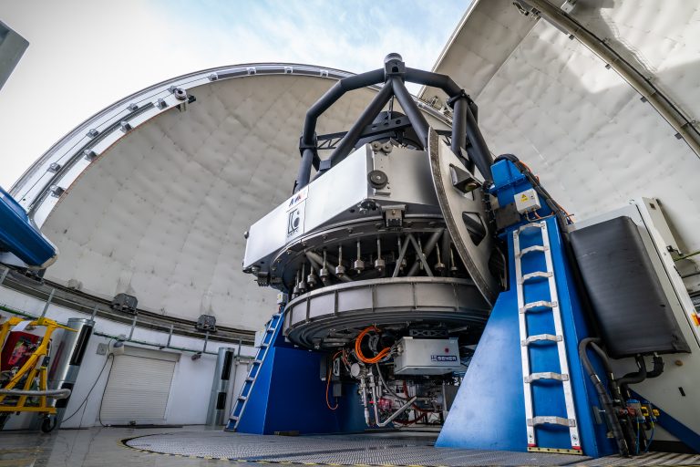 Javalambre Survey Telescope (JST250) del Observatorio Astrofísico de Javalambre y su instrumento científico JPCam. Crédito de la imagen: Centro de Estudios de Física del Cosmos de Aragón (CEFCA)